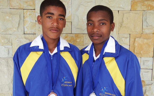  Vlnr is Gansbaai se twee knap landloopatlete met hulle medaljes, Edward Goliath (brons) en German Lewis (silwer)